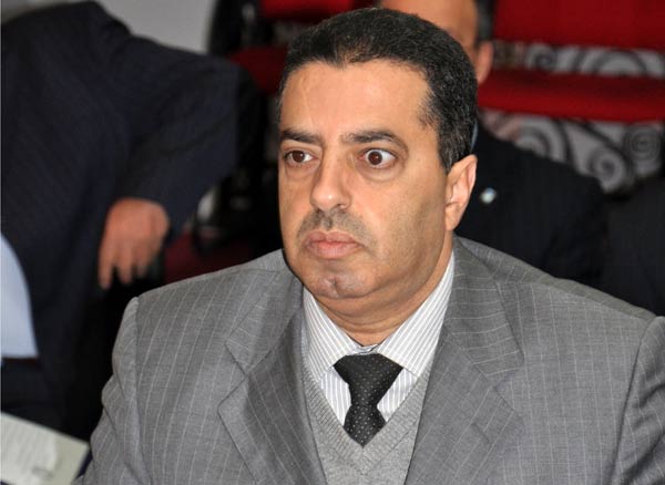 العامل جمال خلوق يعطي تعليمات بإغلاق محل للوجبات السريعة تسبب في تسمم غذائي خطير بمدينة بيوكرى