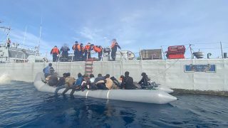 توقيف قارب مطاطي على متنه 52 مرشحا للهجرة السرية بسواحل طانطان