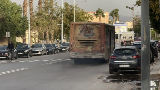 المواطن الوجدي يئن تحت وطأة حافلات النقل العمومي المتداعية