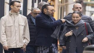 صور جميلة توثق جولة عائلية لجلالة الملك في باريس