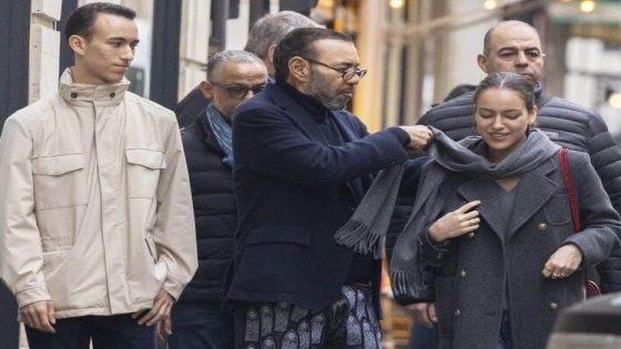 صور جميلة توثق جولة عائلية لجلالة الملك في باريس