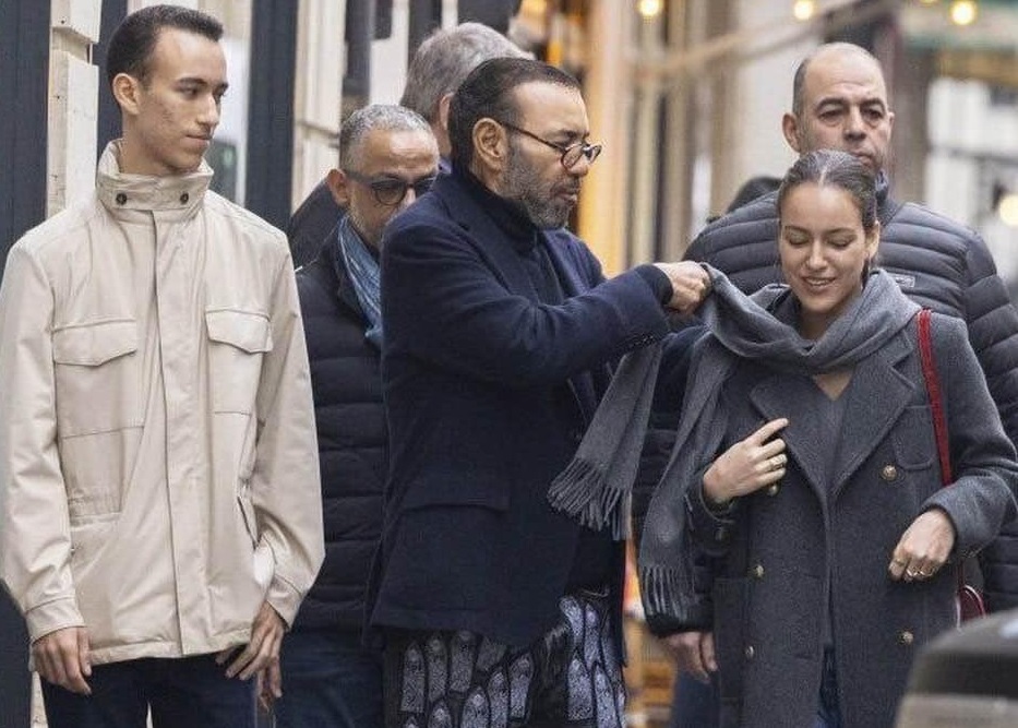 صور جميلة توثق جولة عائلية لجلالة الملك في باريس
