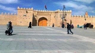 والي الشرق الخطيب الهبيل يطلق حملة واسعة لتحرير ساحة باب سيدي عبد الوهاب من الباعة المتجولين والفراشة