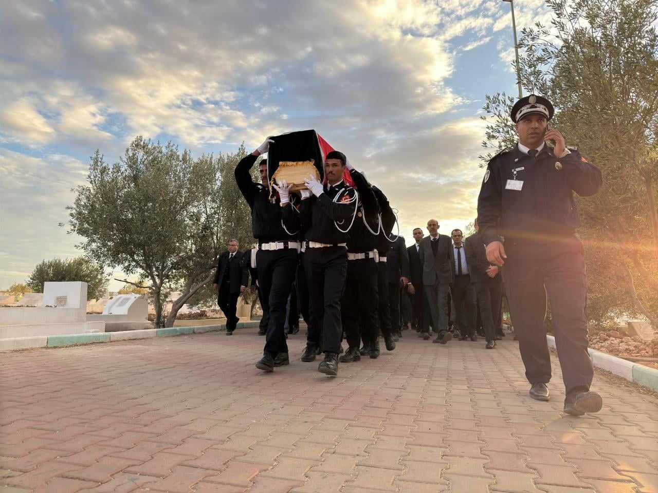 جنازة رسمية لتشييع جثمان الشرطي شهيد الواجب بمسقط رأسه بأبي الجعد (صور)
