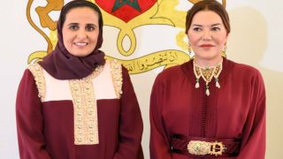 الأميرة للا حسناء والشيخة سارة بنت حمد آل ثاني ترأسان عرض التبوريدة بمركز الشقب للفروسية في الدوحة