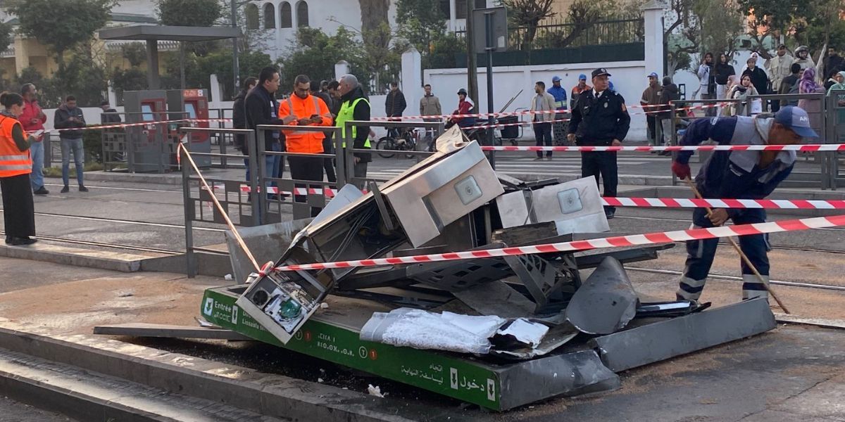حادثة مروعة بالدار البيضاء: “رموك” يصطدم بمحطة ترامواي بمنطقة الحي المحمدي ويسفر عن وفاة وإصابات