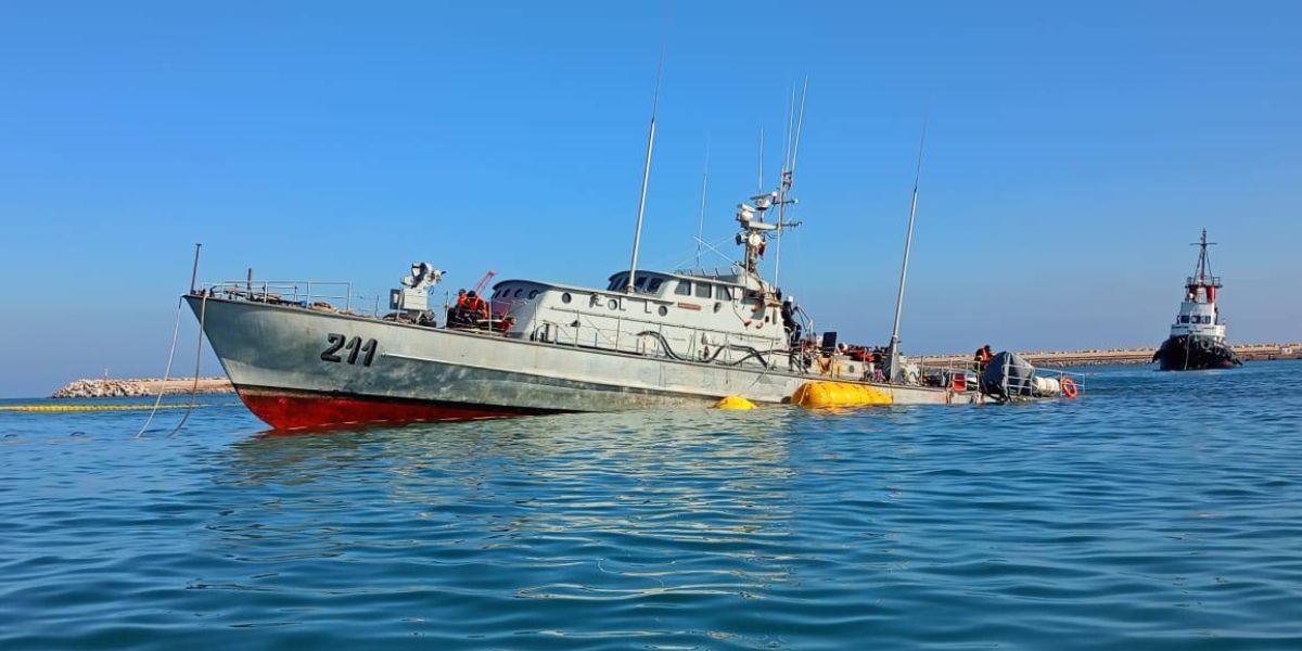 إخراج سفينة خفر سواحل تابعة للبحرية الملكية علقت بين الصخور بالناظور