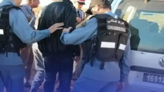 القبض على محتال ثلاثيني متورط في عمليات نصب واسعة عبر الإنترنت بشيشاوة