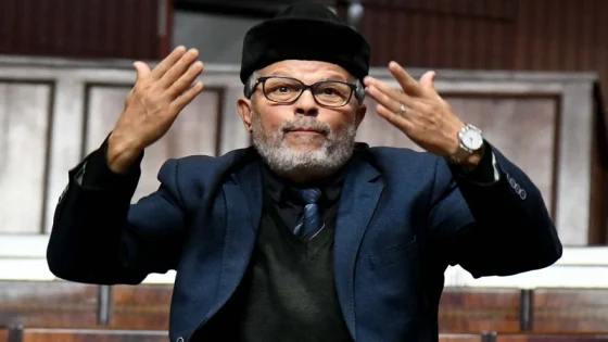محمد السيمو يتراجع عن وصف الكوفية الفلسطينية بـ “الشرويطة” ويؤكد أن كلامه كان عفوياً