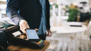 مركز النقديات يطلق خدمة دفع متعددة العملات على مواقع التجارة الإلكترونية المغربية