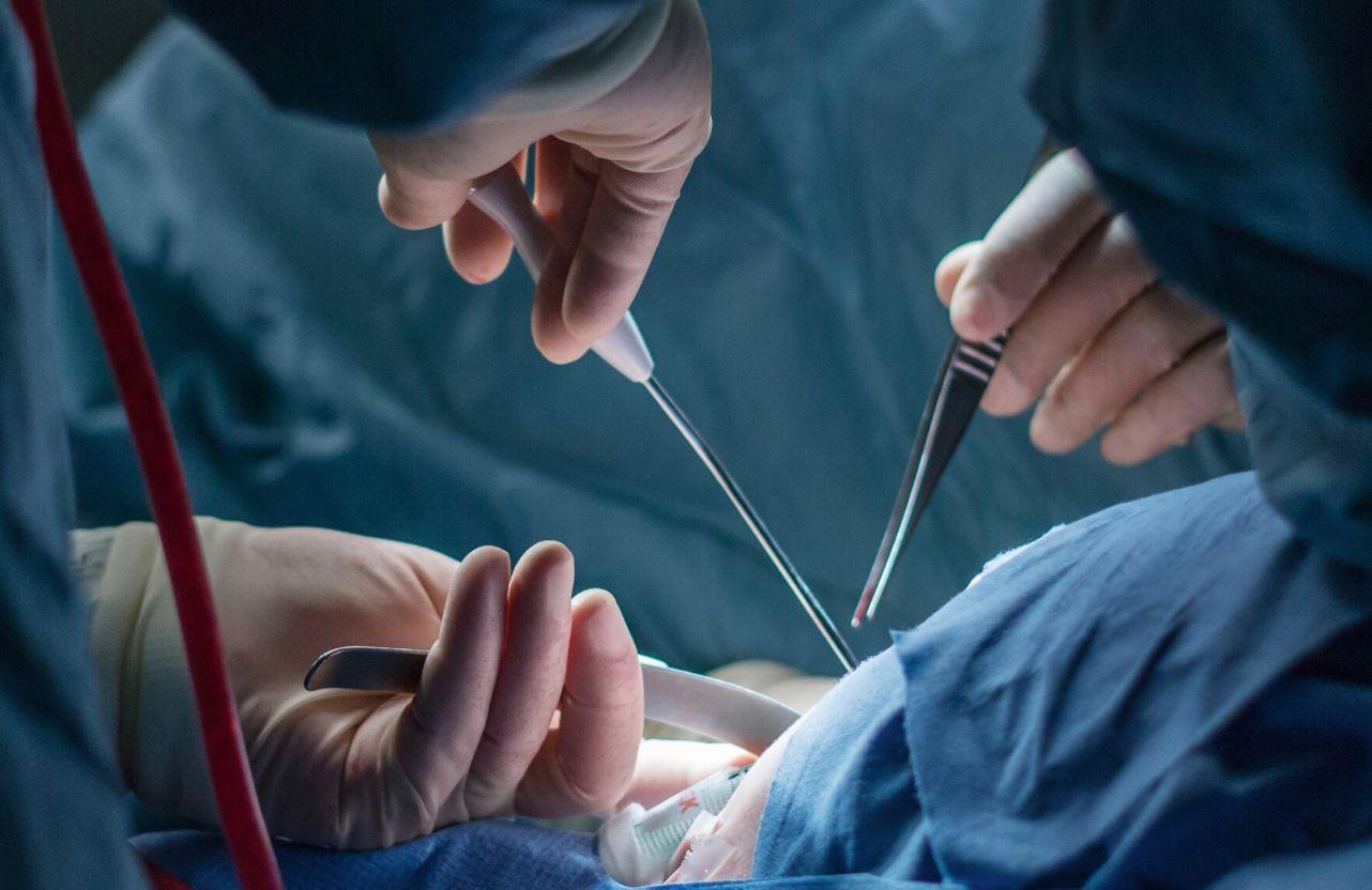 فريق طبي مغربي ينجح في إجراء أول عملية جراحية لعلاج قصور الصمام الثلاثي بالقلب