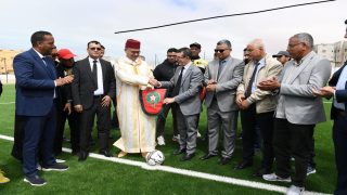 كرة القدم.. تكسية أرضية ملعب الوحدة الترابية ببوجدور بالعشب الاصطناعي من الجيل الجديد