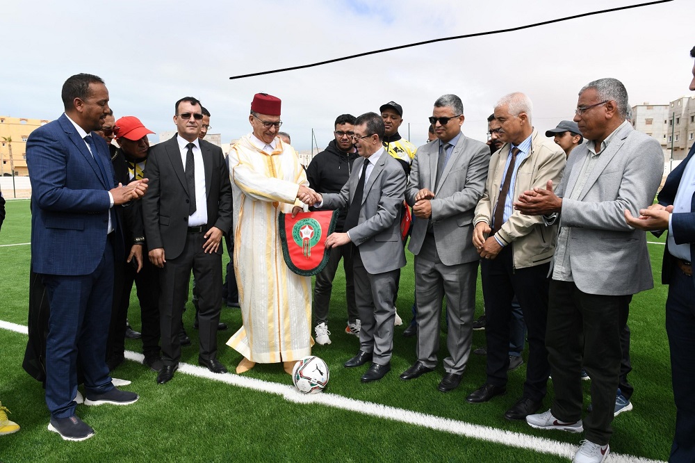 كرة القدم.. تكسية أرضية ملعب الوحدة الترابية ببوجدور بالعشب الاصطناعي من الجيل الجديد