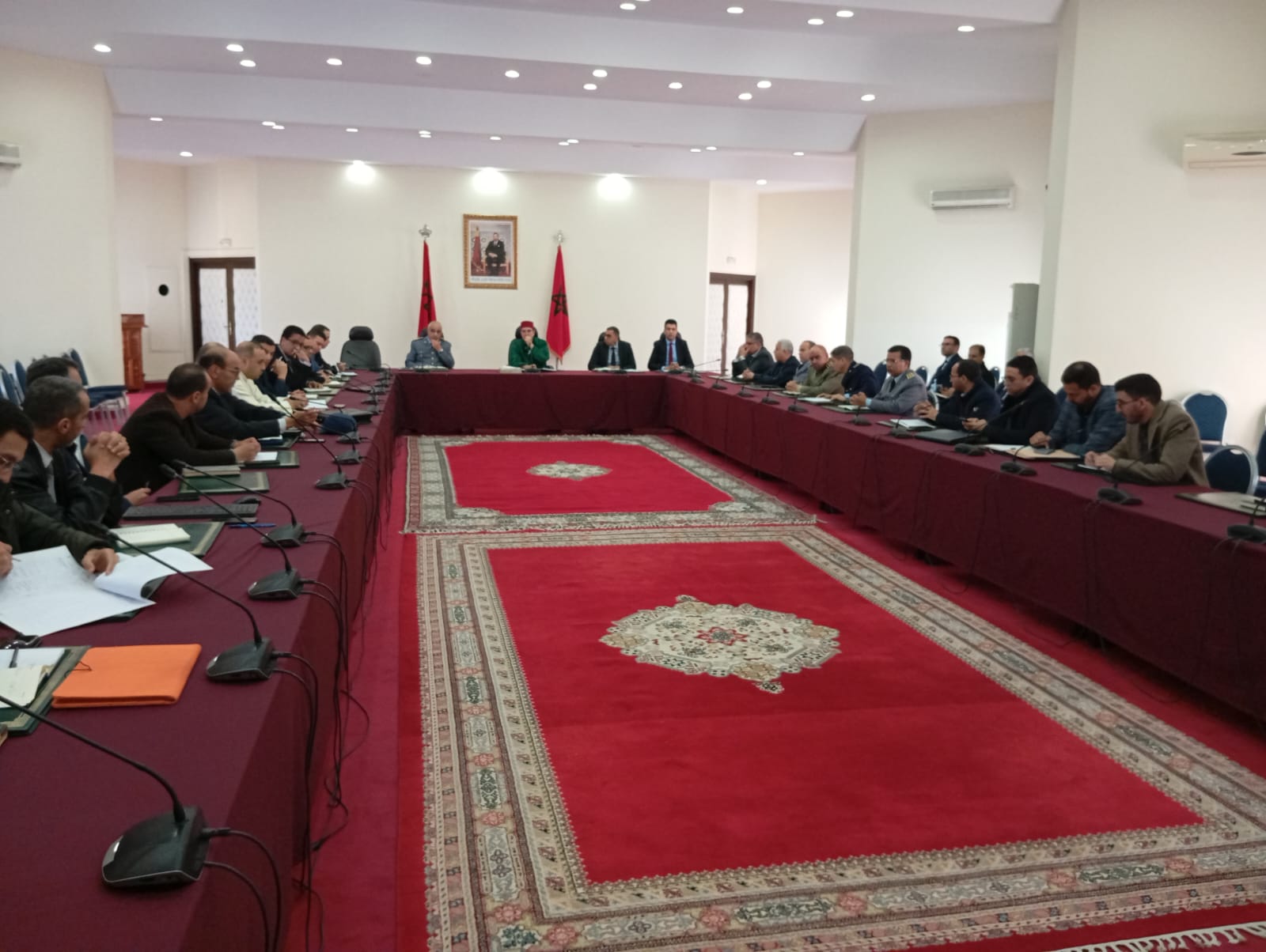 على خلفية النشرة الإنذارية.. عامل الحسيمة يترأس اجتماعا عاجلا