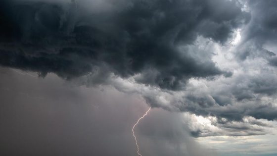مديرية الأرصاد الجوية تحذر من زخات رعدية قوية بعدد من مناطق المملكة