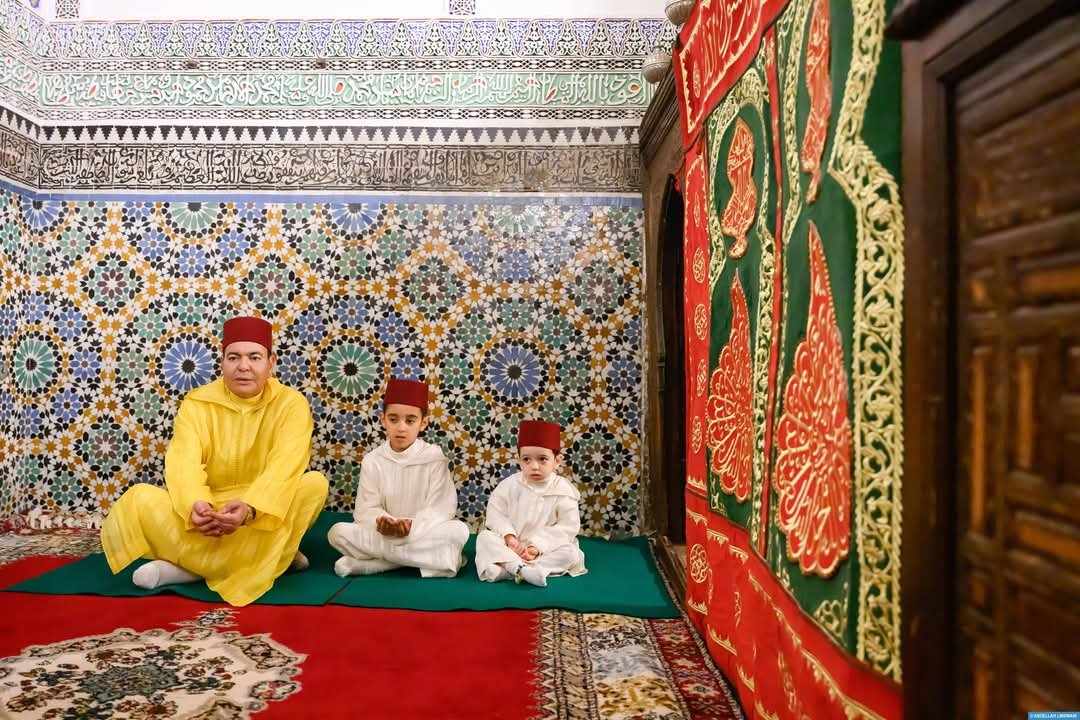 صاحب السمو الملكي الأمير مولاي رشيد يزور ضريح المولى إدريس الأزهر بمناسبة حفل ختان صاحبي السمو الأميرين مولاي أحمد ومولاي عبد السلام
