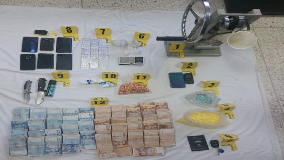 طنجة.. تفكيك شبكة لترويج المخدرات وحجز آلاف الأقراص المخدرة والكوكايين وأسلحة بيضاء
