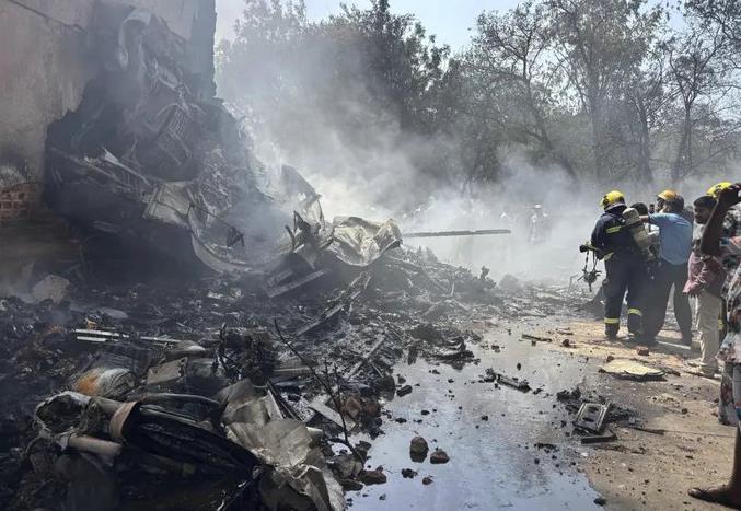 حادث تحطم الطائرة الهندية .. الشرطة تستبعد وجود ناجين