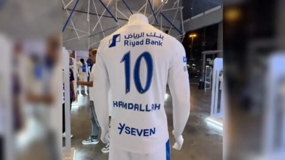 المهاجم المغربي حمد الله يرتدي القميص رقم 10 مع الهلال السعودي