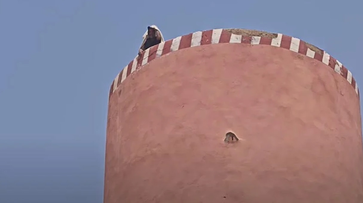 بني ملال.. إنهاء الشكل الاحتجاجي الذي انخرط فيه شخص اعتصم فوق خزان مياه بجماعة أولاد يوسف، بتسجيل قيام المعني بالأمر بالإلقاء بنفسه من أعلى الخزان