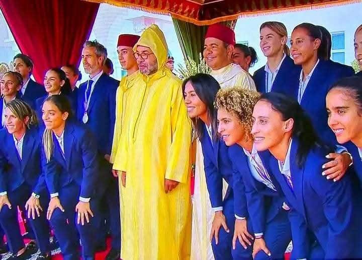 عيد العرش.. جلالة الملك يستقبل إنفانتينو ولاعبات المنتخب الوطني في المضيق