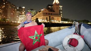 الولايات المتحدة.. السباح المغربي حسن بركة يحقق إنجاز السباحة حول محيط جزيرة مانهاتن