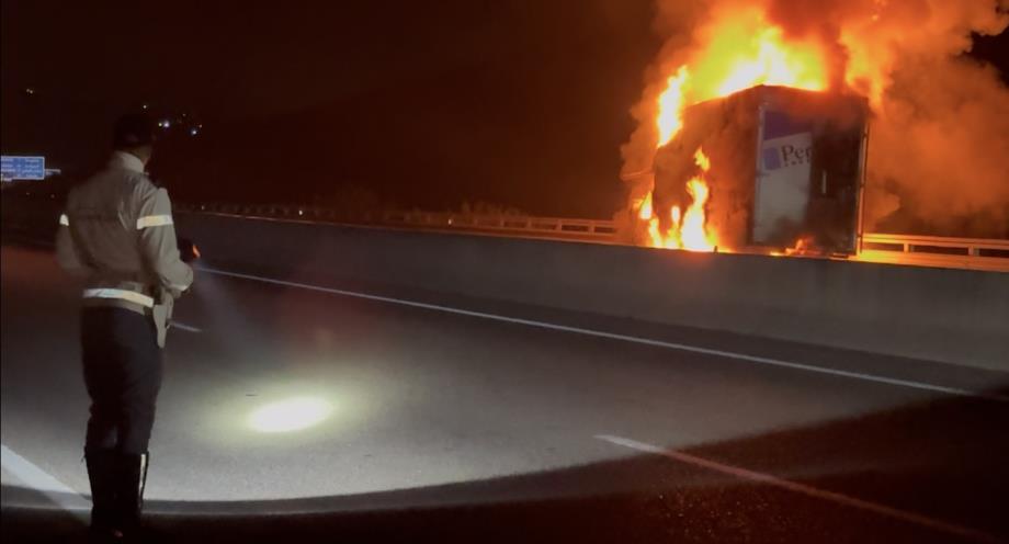 احتراق شاحنة في الطريق السيار قرب ميناء طنجة المتوسط
