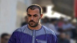 الزفزافي يغادر السجن مؤقتا لحضور جنازة والده