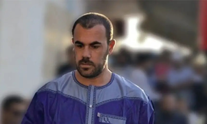 الزفزافي يغادر السجن مؤقتا لحضور جنازة والده