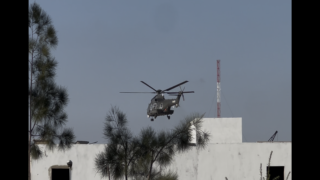 الشاب لي ضرباتو سيارة الأمن فوجدة و تهرسو ليه رجليه في حادث غير مقصود ..هيليكوبتر من الرباط نزلات وسط المستشفى الجامعي هازتو وطارت بيه (فيديو)