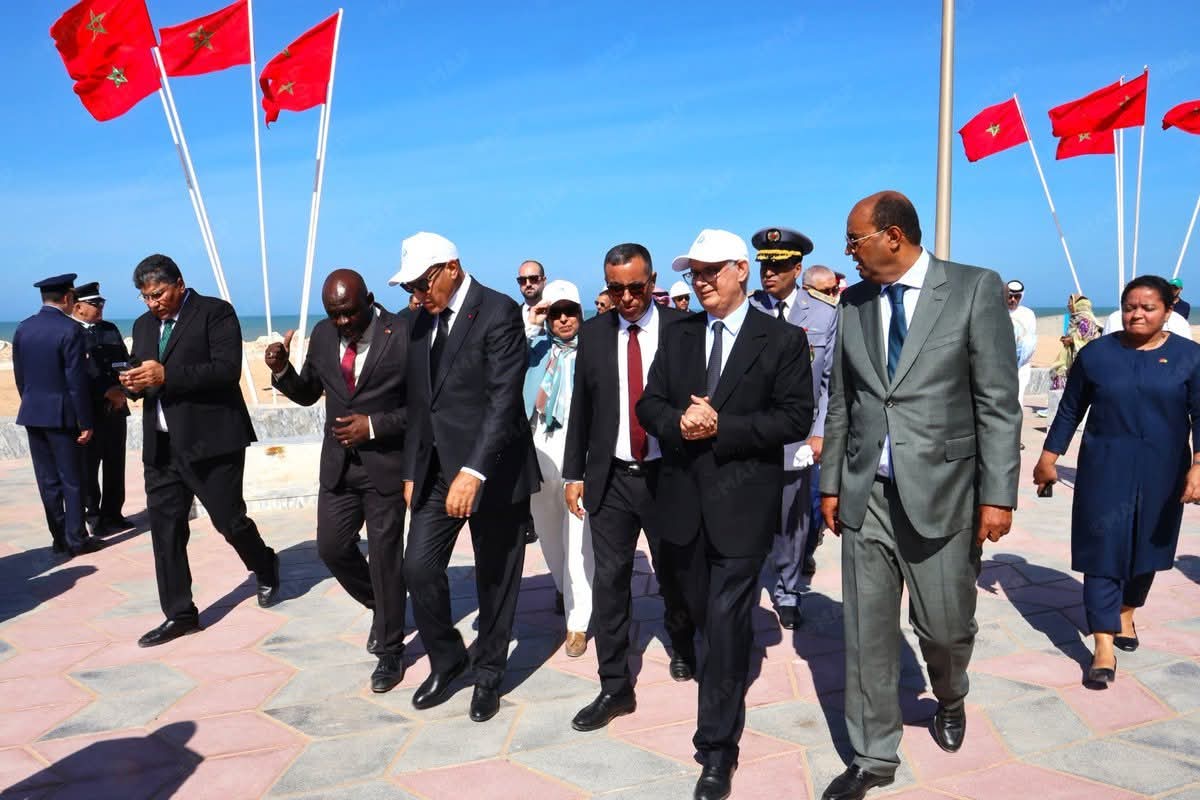 العيون .. بركة يطلع على تقدم إنجاز عدد من مشاريع الطرق والماء