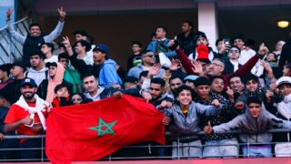 من ملاعب القرب إلى ملاعب الـ (الكان).. حكاية شغف المغاربة بالمستديرة