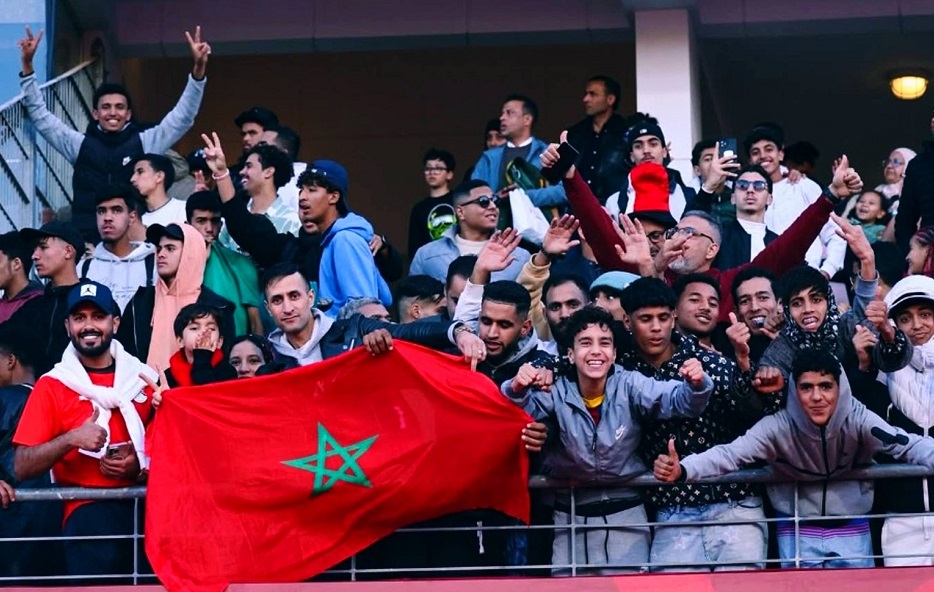 من ملاعب القرب إلى ملاعب الـ (الكان).. حكاية شغف المغاربة بالمستديرة