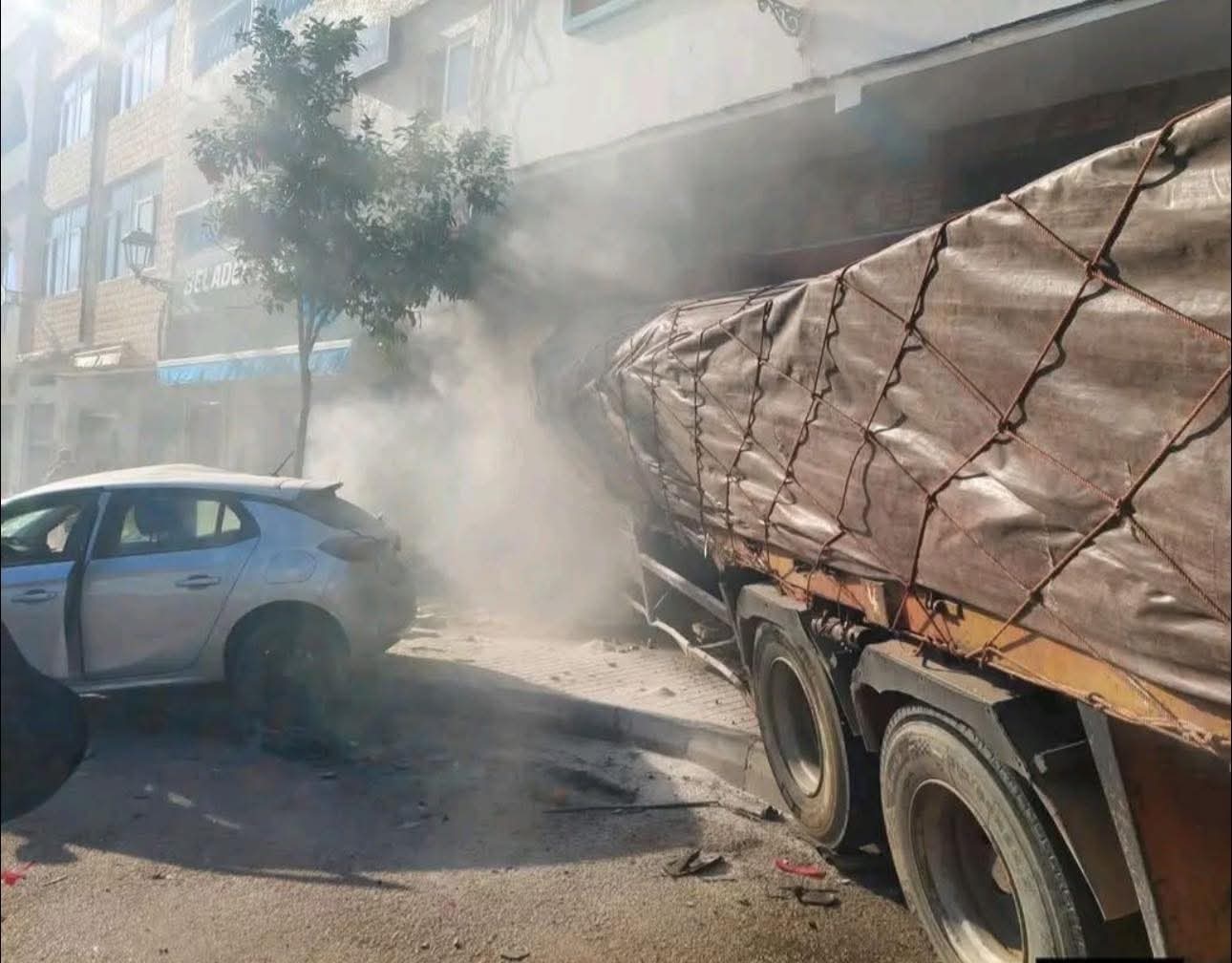 عمالة المضيق – الفنيدق… مصرع 4 أشخاص وإصابة 8 آخرين بجروح متفاوتة في حادث اصطدام شاحنة ببنايتين
