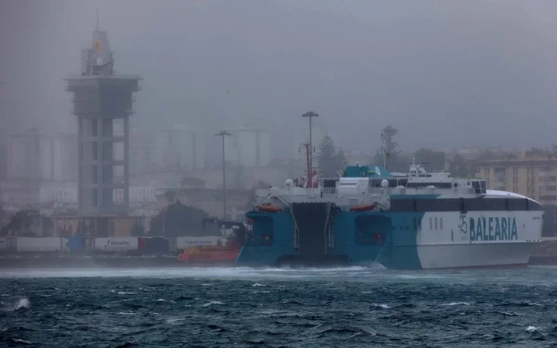 تعليق الرحلات البحرية بين طريفة وطنجة بسبب سوء الأحوال الجوية