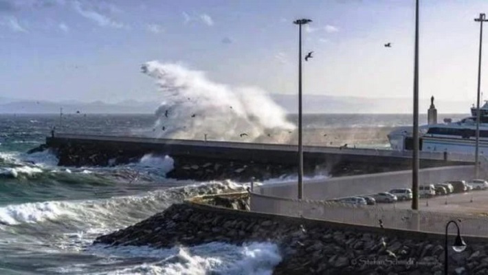 تعليق حركة الملاحة البحرية بين الجزيرة الخضراء وطريفة وطنجة بسبب سوء الأحوال الجوية