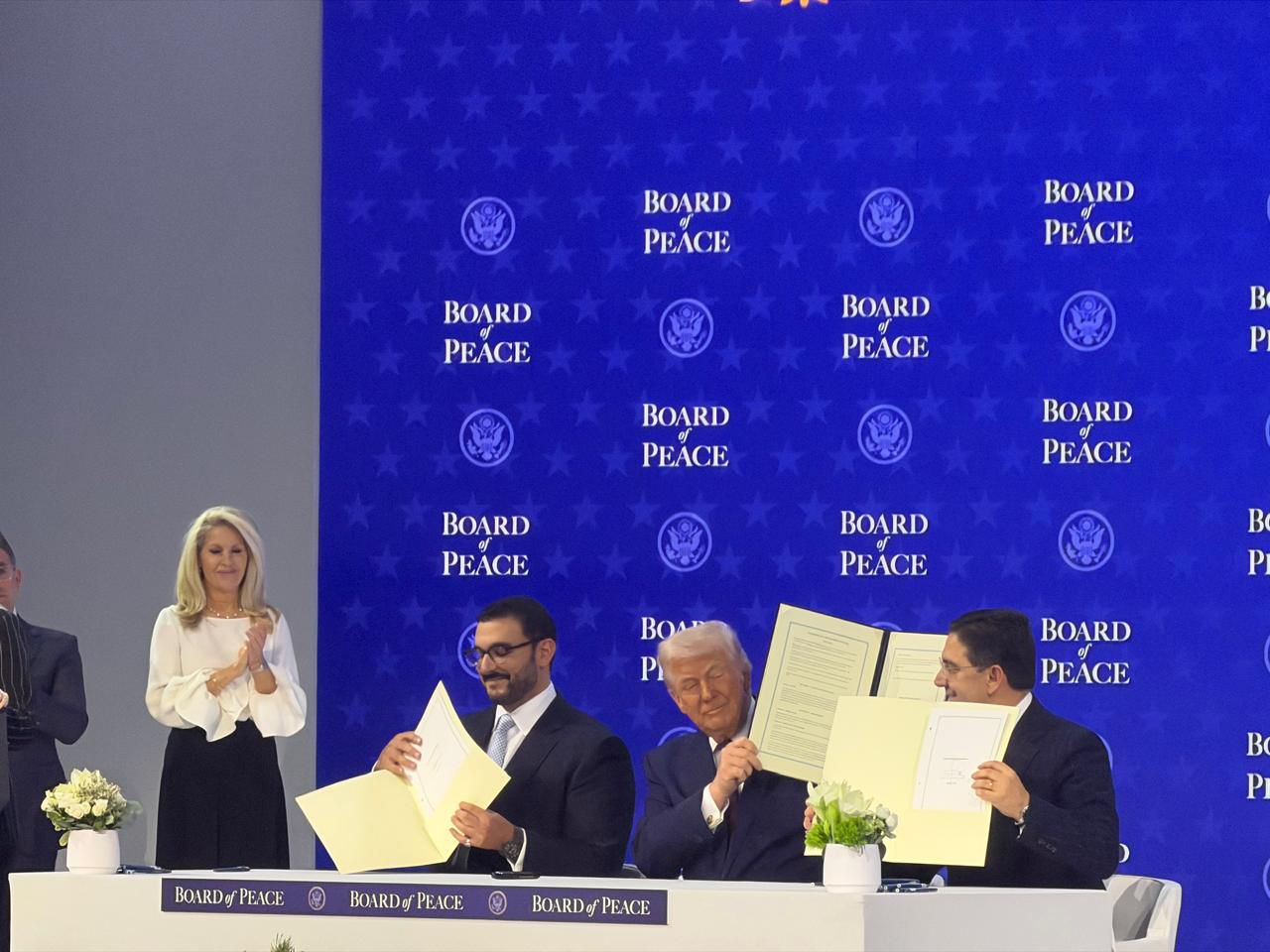بتعليمات من صاحب الجلالة الملك محمد السادس، رئيس لجنة القدس، ناصر بوريطة يوقع بدافوس على الميثاق المؤسس لمجلس السلام