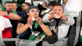 الحبس النافذ لجزائري مزق أوراقا نقدية مغربية في ملعب مراكش بـ “الكان”