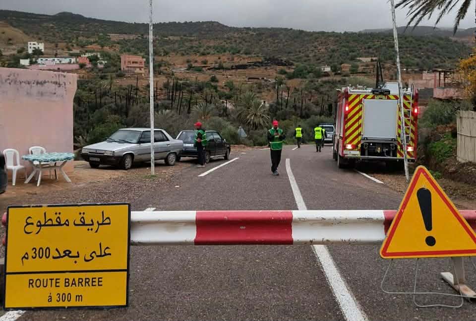 انقطاع مؤقت لحركة السير بالطريق الوطنية رقم 2 بين تطوان وطنجة على مستوى جماعة السحتريين وبالطريق الوطنية رقم 16 بين تطوان والفنيدق