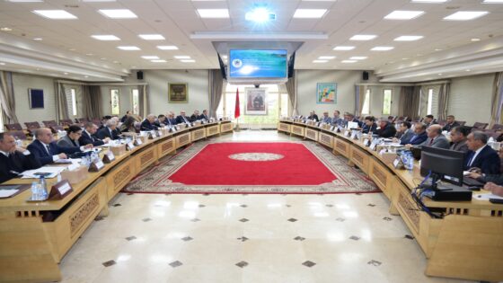 اللجنة الوطنية لليقظة لتدبير وتتبع أحداث الفيضانات تثمن عاليا التعليمات الملكية السامية بالتدخل الفوري للقوات المسلحة الملكية ونشر وسائل بشرية ولوجيستية لدعم ومساعدة ساكنة المناطق المتضررة
