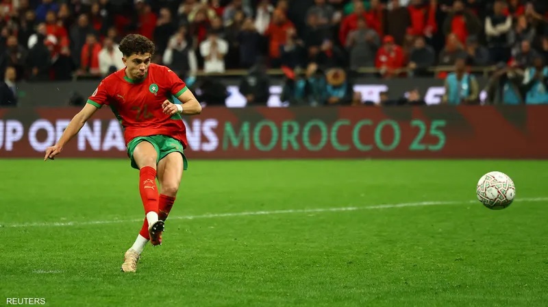 نائل العيناوي أفضل لاعب وسط في كأس إفريقيا للأمم