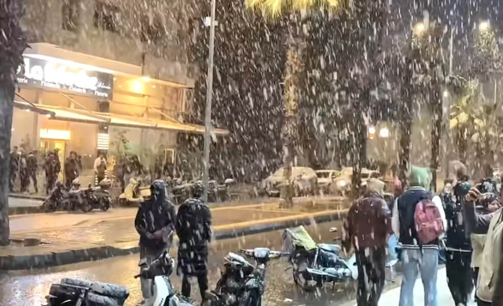 وجدة.. تساقطات ثلجية “استثنائية” تكسو المدينة بالبياض بعد سنوات من الغياب