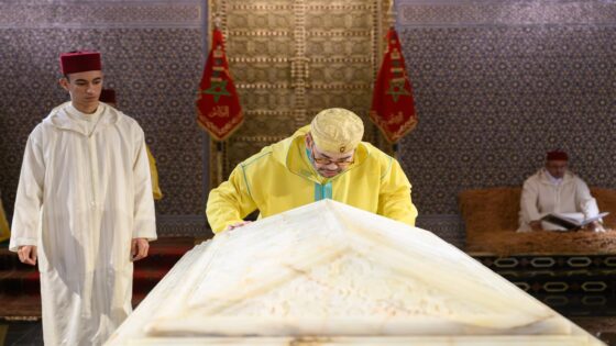 أمير المؤمنين صاحب الجلالة الملك محمد السادس يترحم على روح جلالة المغفور له الملك محمد الخامس