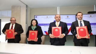الرباط.. توقيع اتفاقية شراكة مع مجموعة (AXA) لتطوير الكفاءات في المهن التكنولوجية والرقمية
