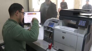 القصر الكبير.. استمرار صرف المساعدات المالية للأسر المتضررة من الفيضانات