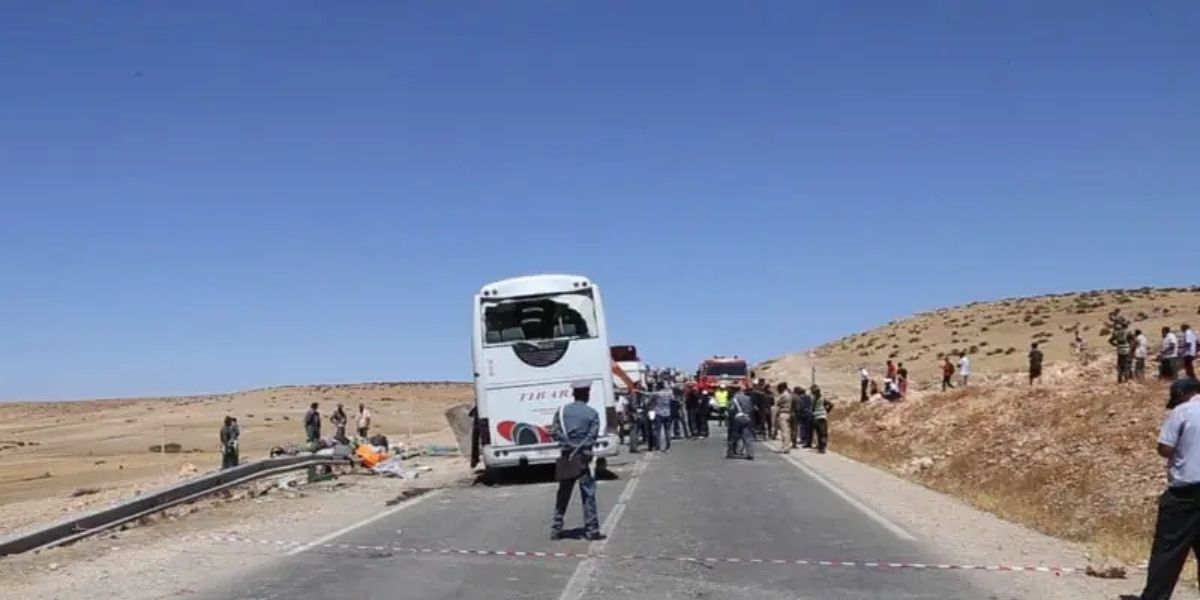وفاة 4 من موظفي الشرطة وإصابة 26 أخرين في حادثة سير مروعة