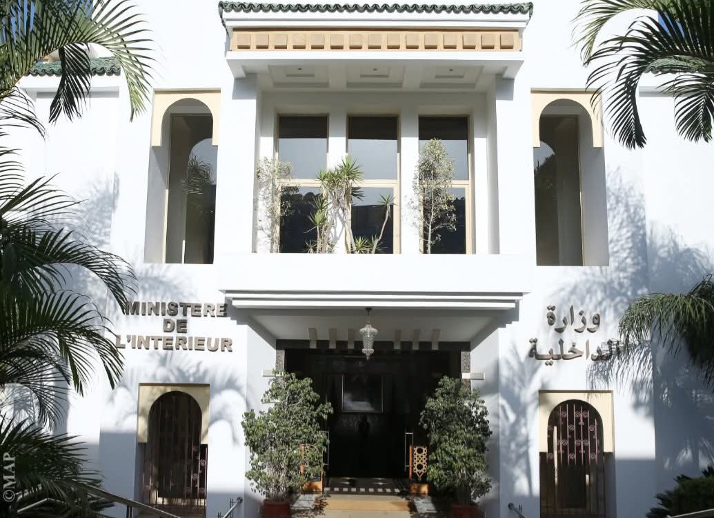 وزارة الداخلية تنفي إصدار أي بلاغ بشأن تدبير واستغلال رخص سيارات الأجرة