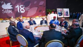 جلالة الملك يقيم مأدبة عشاء على شرف المدعوين والمشاركين في الدورة الـ 18 للملتقى الدولي للفلاحة بالمغرب ترأسها رئيس الحكومة
