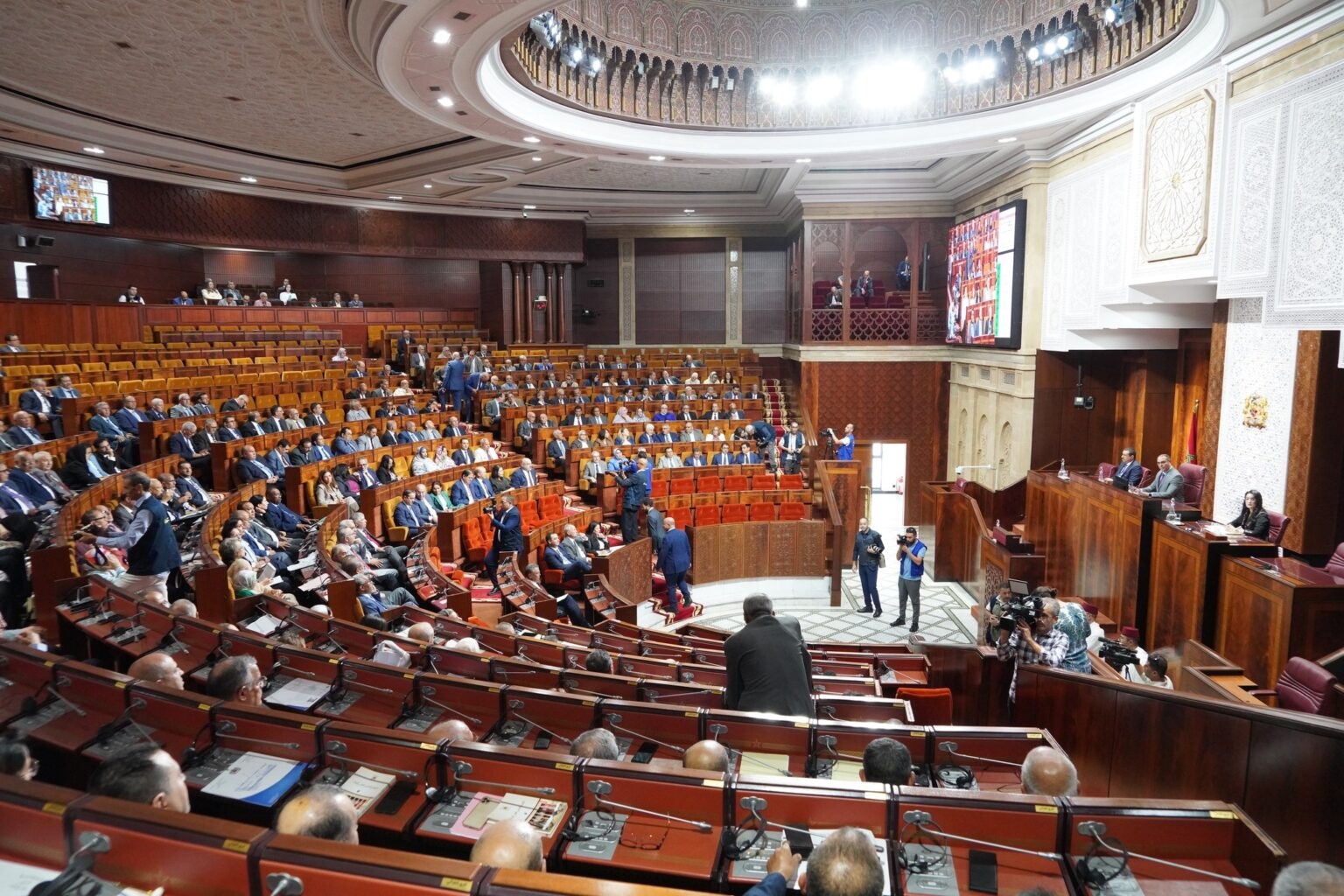 الأغلبية النيابية: الأداء الحكومي مكن من التكيف مع مختلف التحولات الظرفية والتخفيف من آثارها