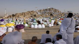 ضيوف الرحمن يتوافدون إلى صعيد عرفات لأداء ركن الحج الأعظم